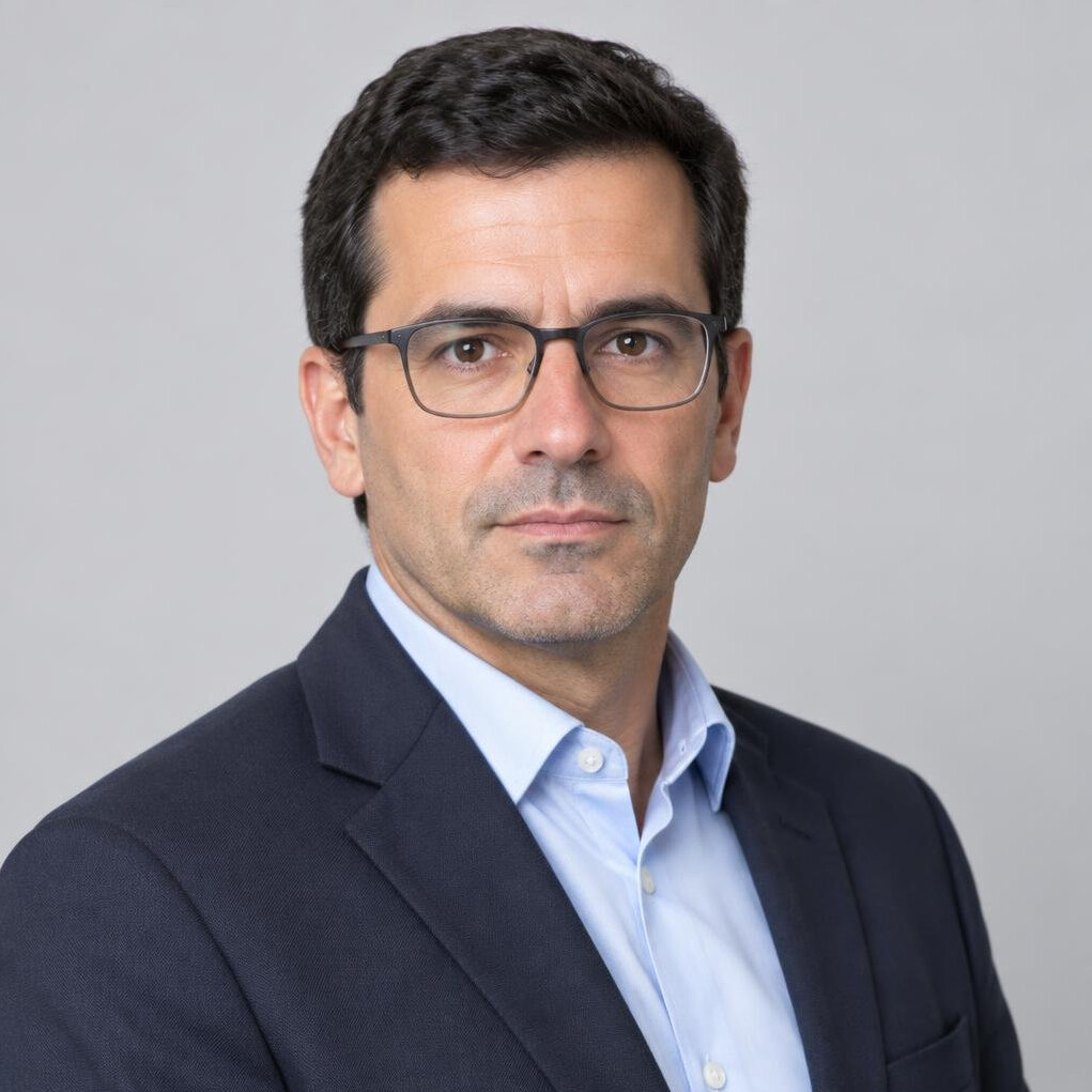 Portrait of a Portuguese male journalist with glasses